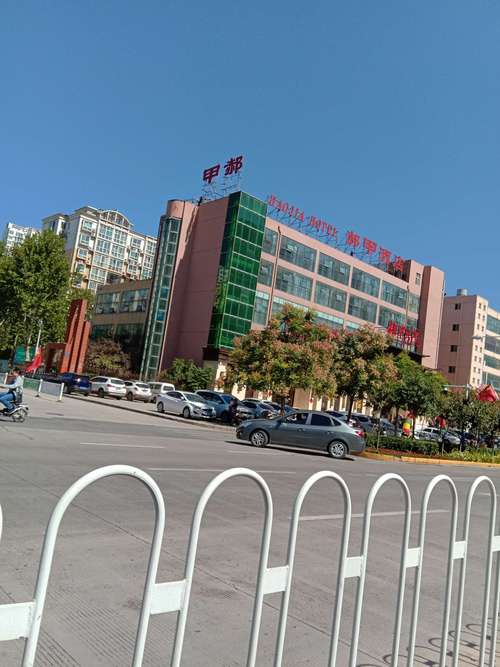 拆除大型户外广告 提升城市环境水平